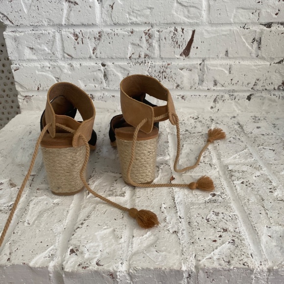 Toms - Picture 3 of 3